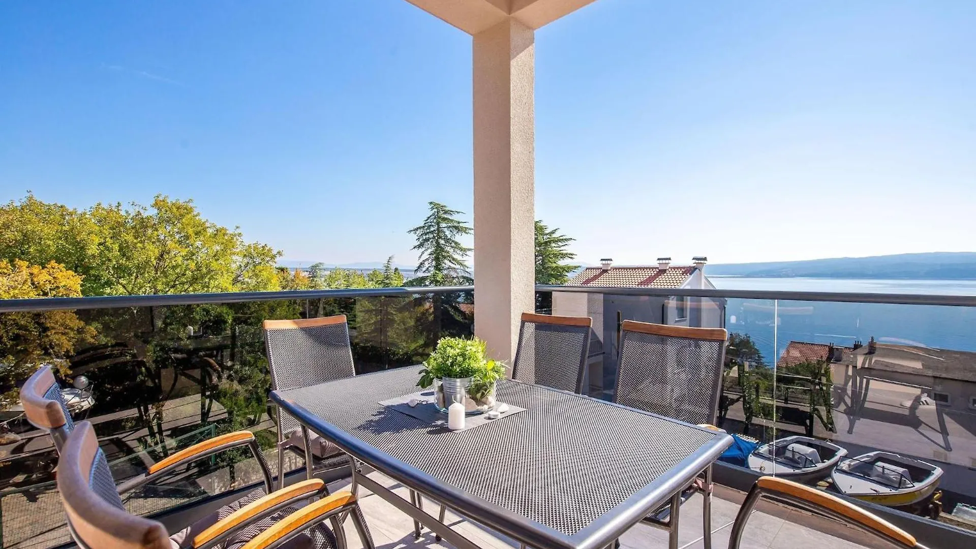 Chic Villa In Dramalj At Sea